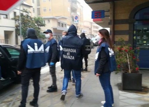 Boss della Ndrangheta bloccato e arrestato a Roma: Pino Campisi era un camaleonte, si travestiva con parrucche per sfuggire all’arresto (Video)
