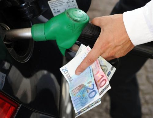 La mazzata sui carburanti, aumenti  senza sosta: si sfiorano  i 570 euro annui a famiglia