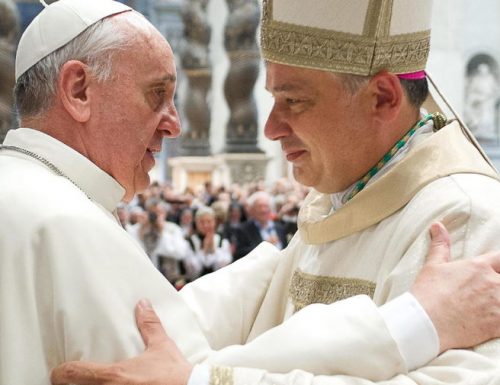 Il racconto del cardinale Konrad Krajewski, elemosiniere del Papa: “Affronto anche le bombe pur di salvare i bambini”