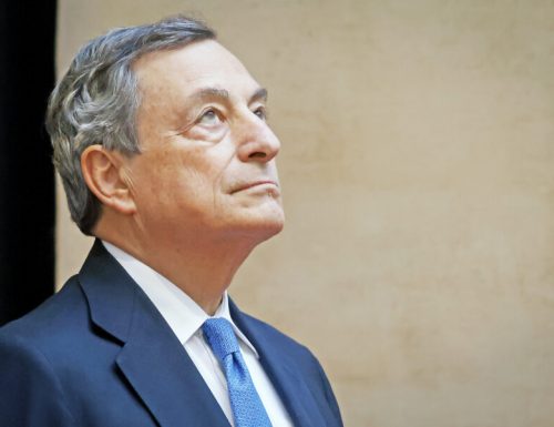 Draghi ci porta dolce dolce, e il suo appello inquieta: prepariamoci a un’economia di guerra.. E parte l’assalto  ai supermercati