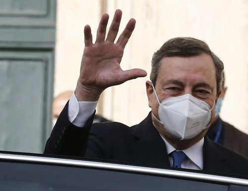 Il caldo abbassa le difese immunitarie di Draghi. Il pugno duro su armi, gas, bonus e bollette diventa una mano aperta