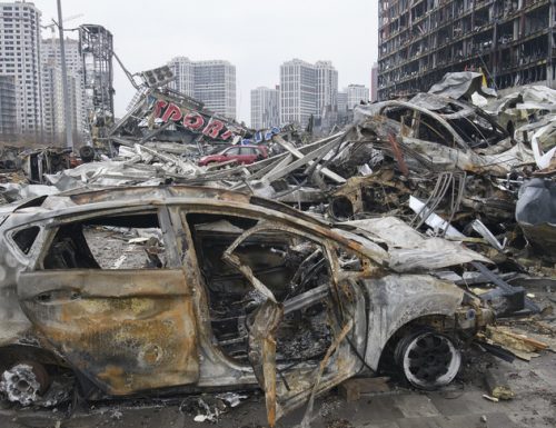 La nuova mossa dei russi che spaventa a morte gli ucraini: esplosivi nelle automobili. A Kiev, un uomo perde la vita aprendo il portabagagli dell’auto
