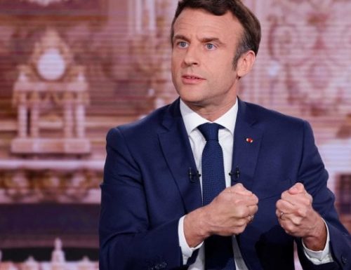 Macron ignora totalmente Le Pen e punta sulla superiorità dei suoi elettori: “Chi vota me sceglie la civiltà”