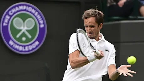Wimbledon vuole estromettere tennisti russi e bielorussi. Ira Putin: chi sono gli esclusi