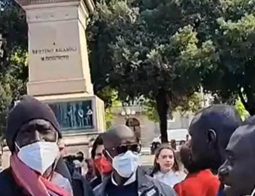 A Firenze scoppia la rivolta contro il Sindaco Nardella. Fermato senegalese, e i cori  della sinistra sono stonati: “Vigili fascisti” (Video)