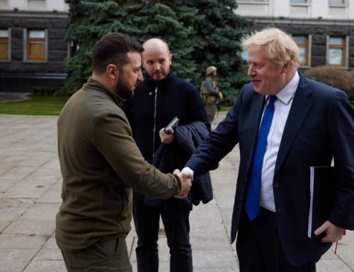Boris Johnson incontra Zelensky a Kiev. Il governo ucraino lo elogia: “Lui sì che è un vero leader”