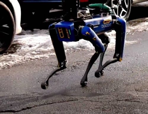 Cina, Omicron dilaga a Shanghai. Un cane robot gira per le strade invitando tutti a stare a casa