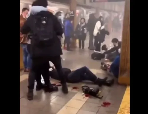 Scene da film a New York, spari nella metro di Brooklyn: 13 persone ferite, attentatore in fuga (Video)