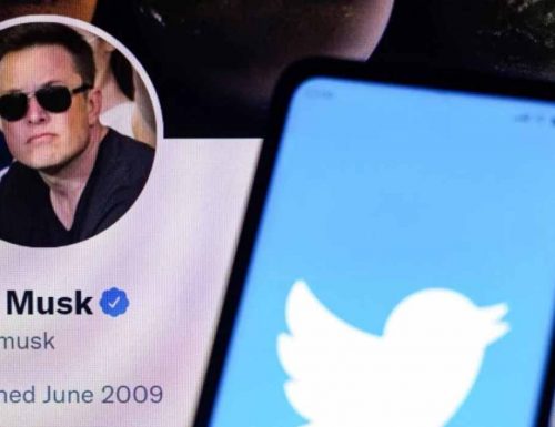 Elon Musk si impone: via libera all’acquisto di Twitter. E sgancia il primo post sulla libertà di parola