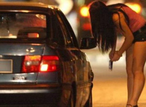 Il ddl grillino sulla prostituzione: per chi va con le prostitute pene più severe. Da sei mesi a 3 anni di reclusione. Clienti ed Escort in tilt