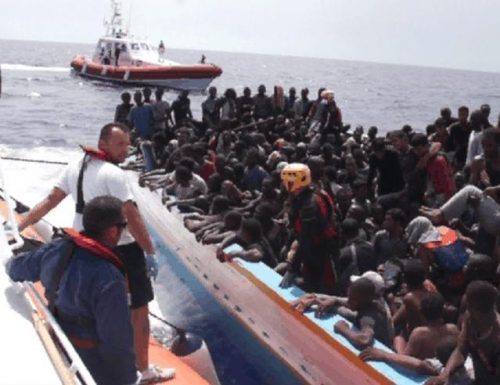 Migranti senza sosta a Lampedusa: oltre 800 nelle ultime 48 ore. Meloni: Lamorgese non pervenuta. Nessuno la obbliga a chiamare né a restare