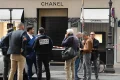Mega rapina da Chanel nel centro di Parigi: scene da film dell'azione (Video)