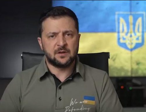 Zelensky caterpillar sulla pelle degli Ucraini:: “Nessuna cessione dei territori ai russi, sarebbe come arrendersi a Hitler”