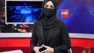 Il regime talebano impone nuovamente il velo in tv. Fallita l’impresa della Nato, fallita la sfida delle donne
