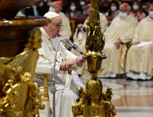 Le condizioni di salute di Papa Francesco: “Devo obbedire al medico, mi ha detto di non camminare”