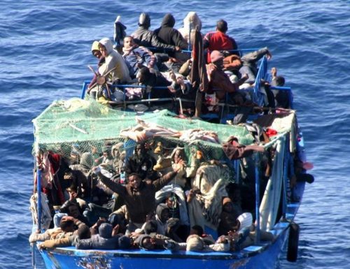 Migranti, Lampedusa scoppia. E le Ong ne approfittano: sbarcati altri 222