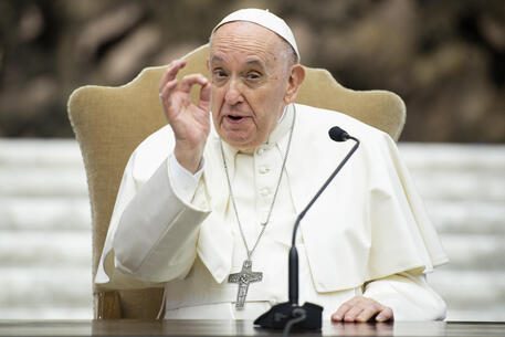 Papa Francesco epocale: “Ci sono più schiavi che si credono liberi oggi che in passato nelle megalopoli come Roma e Londra”