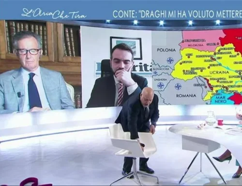 Alan Friedman come Silvio Berlusconi con Travaglio: a “L’Aria che tira” pulisce la sedia dov’era seduto Conte