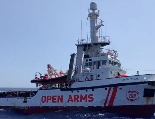 Open Arms, il medico salito a bordo smentisce le voci: nessuno dei 147 clandestini era in pericolo di vita