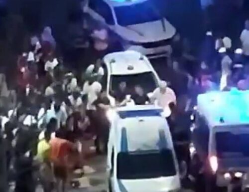 Napoli, 5 vigili all’ospedale e 3 auto distrutte da un gruppo di nigeriani: il pm autorizza il fuori tutti… E qualcuno non si spiega il perché? Welcome to Italia (Video)