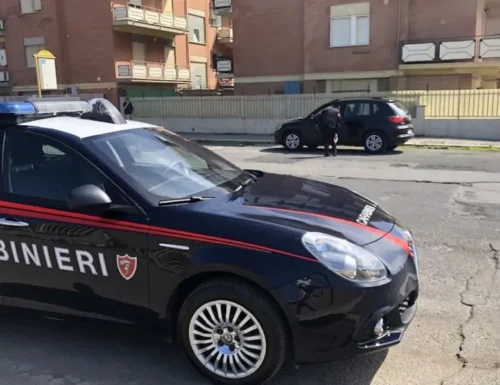 Choc a Roma, un romeno tenta di rapire bimbo con la forza fuori scuola: mamma e maestre lo salvano respingendo con forza  l’uomo
