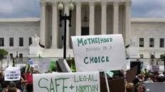 Usa, dopo la sentenza della Suprema Corte, sono già sette gli Stati che hanno vietato l’aborto. Proteste in molte città. Anche i pro life in piazza in difesa della vita