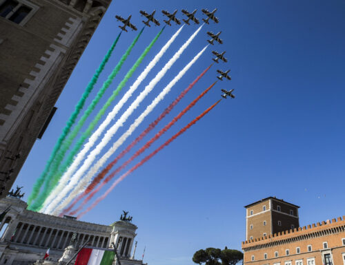 2 Giugno, le Frecce Tricolori fanno sognare gli italiani: accolti con l’Inno nazionale (Video)