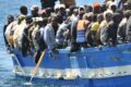 Sbarchi, Lampedusa scoppia: 433 nuovi ingressi. Mentre in  Francia gli agenti sparano sugli immigrati
