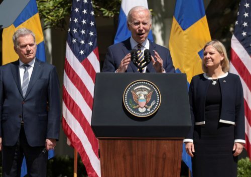 Biden al summit Nato caccia i muscoli e promette più truppe anche in Italia. La turchia intanto toglie il veto su Svezia e Finlandia