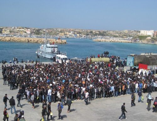 Migranti, sbarchi senza sosta a Lampedusa: l’hotspot è diventato una fiumana di persone. Gli arrivi crescono del 30%. Lamorgese non pervenuta