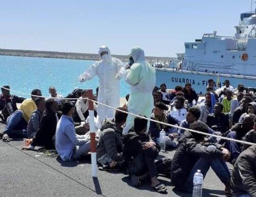 Migranti, anche a Pozzallo è emergenza: stanno sbarcando 436 migranti a bordo di due navi Ong