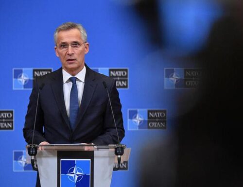 Nato, Stoltenberg gela Putin: “Noi pronti ad ogni eventualità per proteggere Finlandia e Svezia”