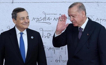 La politica dei due forni, Draghi a Erdogan: “Siamo partner e amici”. Ieri un dittatore, oggi un interlocutore prezioso