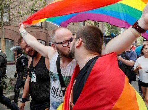 Il Partito dei Gay scende in campo contro gli omofobi, e chiede ai Comuni Cinquecento euro per chi offende