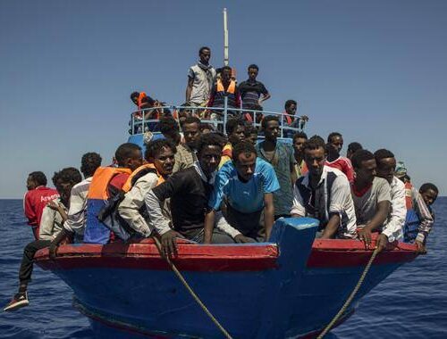 Lampedusa scoppia nel silenzio dei tg nazionali: 16 sbarchi in 12 ore. Nell’hotspot (da 350 posti) 1300 migranti