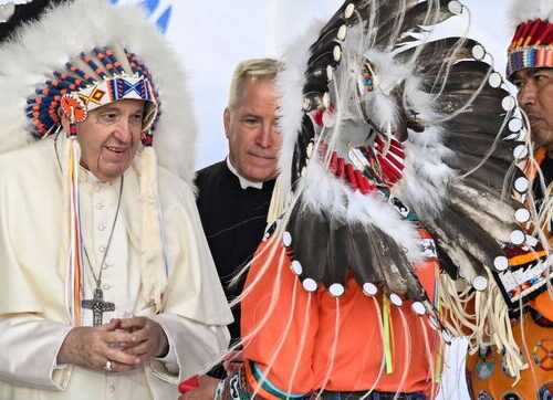 Il Papa in veste indiana, chiede perdono ai nativi canadesi per gli abusi ai bambini