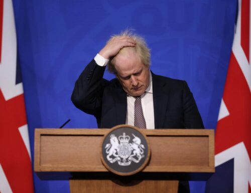 Il governo si sgretola  ma Boris Johnson resta con le chiappe sulla  poltrona: “Il Paese ha bisogno di me”