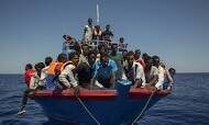 L’hotspot di Lampedusa sembra la Libia…. In 2000 ammassati uno sopra l’altro tra brandine e spunta pure un cane. Su quei letti hanno dormito anche killer e terroristi, ma quando escono hanno cellulari all’avanguardia e profumi costosi. Un responsabile li defini “freddi e insensibili”.  Arriva la Marina