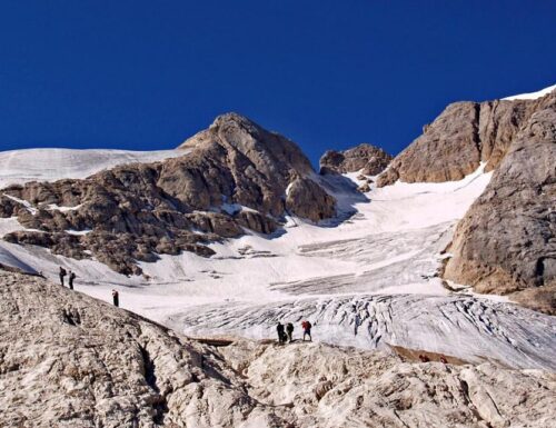 Tragedia alla Marmolada, si stacca un pezzo del ghiacciaio e travolge due cordate di scalatori. Vittime e feriti (Video)