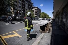Napoli, voragine a Posillipo: uomo inghiottito dal buco viene salvato dai poliziotti