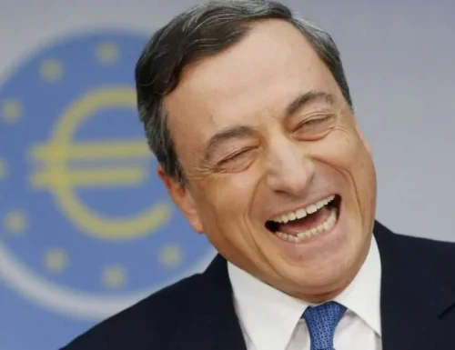 Draghi imita Berlusconi e sgancia barzellette: “La sapete quella sui banchieri?”
