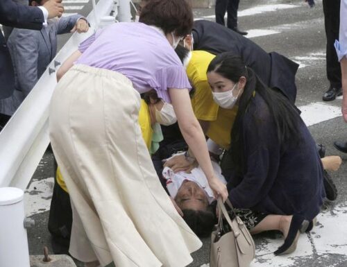 Ex-militare spara con un’arma artigianale alla schiena dell’ex-premier Shinzo Abe. Le immagini non lasciano sperare (video)