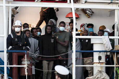Migranti, sbarchi record: 2000 in un solo giorno. Urge il blocco navale