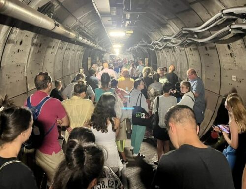 Panico a bordo, treno fermo: passeggeri bloccati per 5 ore sotto il tunnel della Manica (Video)