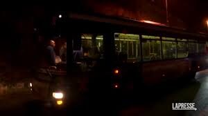 Attentato alla vigilia di ferragosto contro un bus a Gerusalemme, 8 feriti, morto un neonato. Hamas: “Gesto eroico”