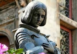 Giovanna d’Arco trans, l’ultima “follia” del credo Lgbt travolge anche la Santa francese