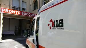 Ore di follia a Modena: distrugge la vetrata del Pronto soccorso e prende a calci gli agenti