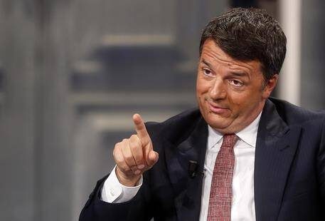 Renzi fa ridere anche i polli: “Tranquilli, prenderemo il 73%”. E la sala si sganascia dalle risate (Video)