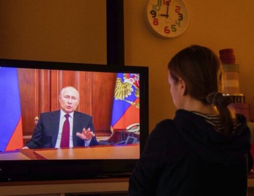 Minaccia di Putin in tv, e richiama alle armi 300mila russi: “L’Occidente vuole distruggerci. Pronti a tutto”
