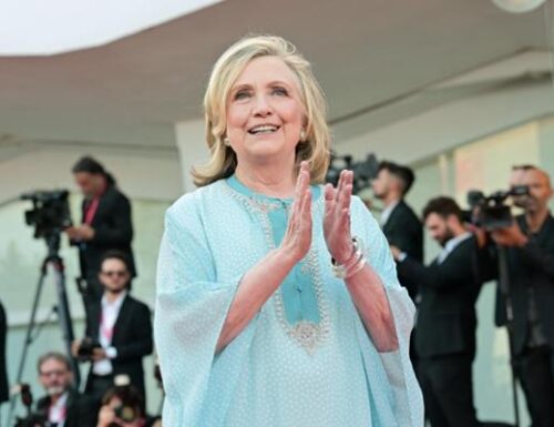 Hillary Clinton non ha peli sulla lingua: “Meloni premier? Una donna capo di governo è un passo avanti” (Video)